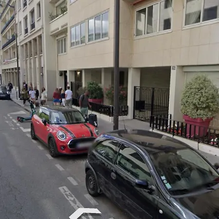 Проживание в семье Charmante Place A Deux Pas De La Tour Eiffel Париж