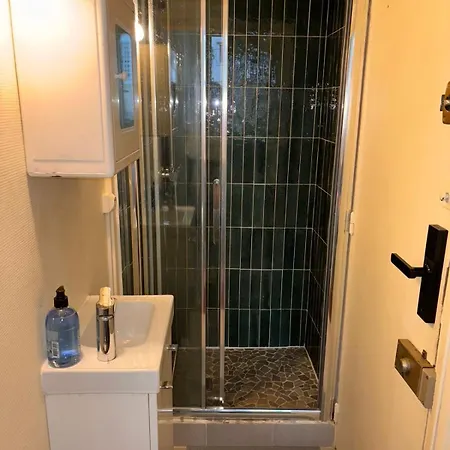 Charmante Place A Deux Pas De La Tour Eiffel Habitación en casa particular *